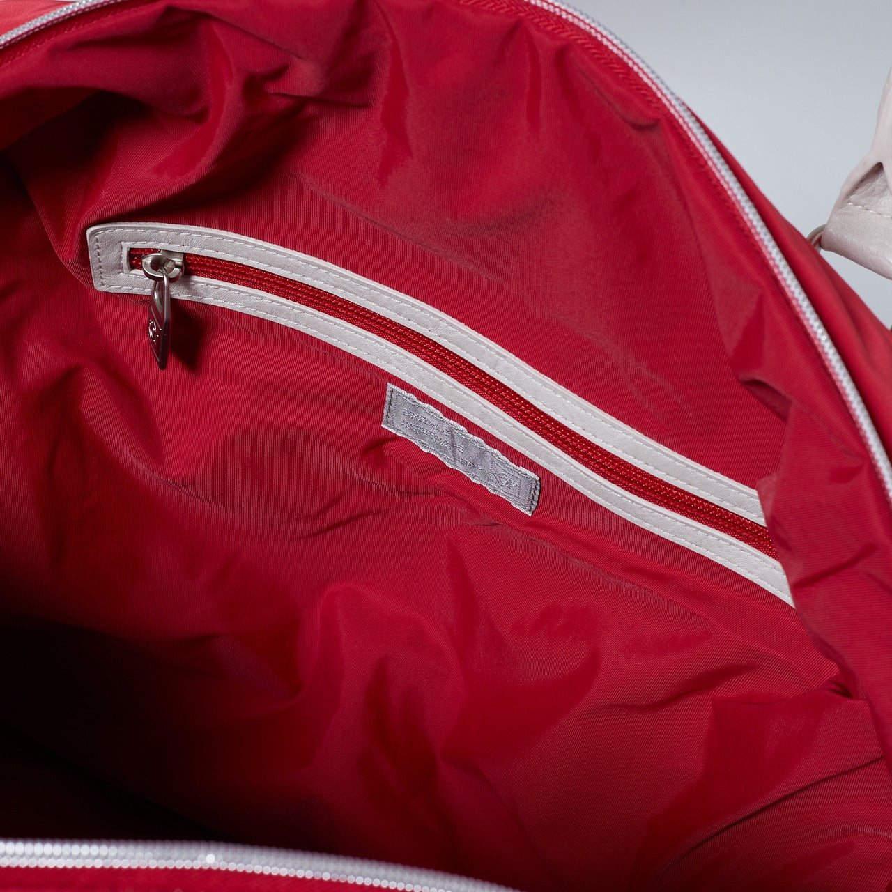 UNISEX padded Boston bag in red