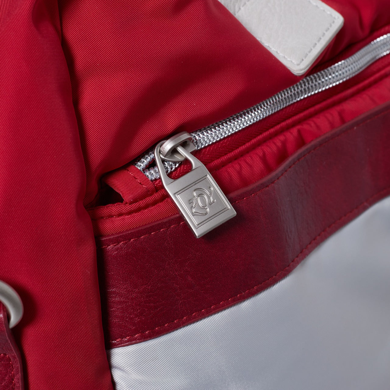 UNISEX padded Boston bag in red