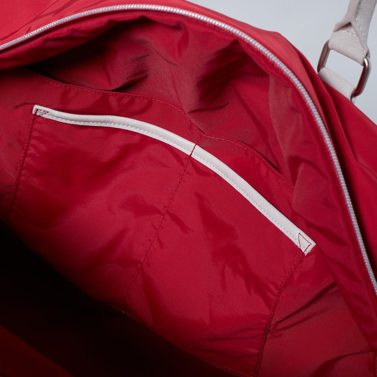UNISEX padded Boston bag in red